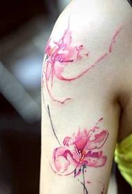 Tato bunga sakura kecil untuk anak perempuan itu indah