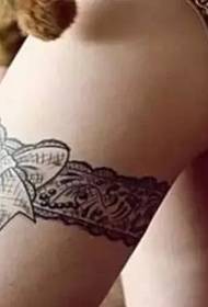 Tatuaggio con fiocco in pizzo sexy