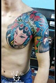 Modèle de tatouage d'épaule fleur denim