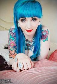 Patrón de tatuaje de mujer de pelo azul europeo y americano