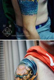 Patrón de tatuaxe de armadura de león de brazo varón guapo