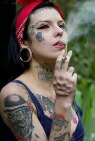 Amo fumanta belecon havas eleganta totema tatuaje