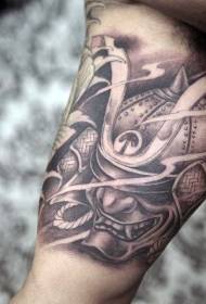 Grote arm zwart grijs zwart glimlach demon samurai helm tattoo patroon