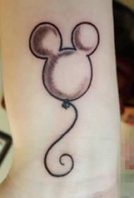 Tobillo femenino en elemento geométrico negro línea abstracta imagen de tatuaje de globo de Mickey Mouse