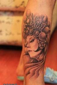 Padrão de tatuagem de rosto de flor de perna