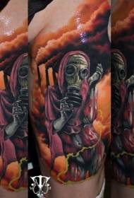 Wanita berdarah horor menakutkan dengan tato topeng gas di bahu