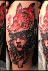 Krāsaina noslēpumaina sieviete ar plecu modernā mūsdienu stilā ar ķiveres tetovējumu