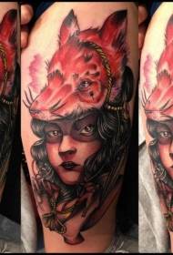 Mulher misteriosa colorida com estilo moderno moderno de ombro com tatuagem de capacete