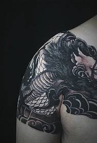 Dragon totem tatuering på pojkens axel