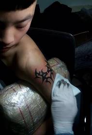 Tatuaggio spalla maschile totem di personalità