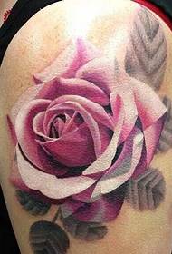 Una serie di tatuaggi floreali dai colori vivaci rende le donne più attraenti