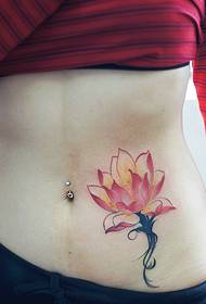 Foto de tatuaje de abdomeno lotuso, kiu odoras malproksime