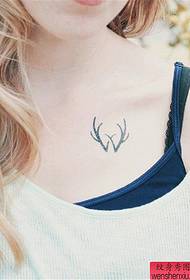 Modello piccolo tatuaggio fresco donna