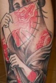 Tatuaje de geisha divertido de vintage feito en brazo