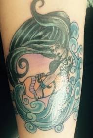 Arm fattu di mudellu di tatuu di Aquarius femminile dipinta