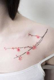 Ženska ispod ogrlice naslikala je akvarelnu umjetnost lijepe slike tetovaža cvjetanja trešnje
