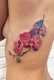 Batang babaye nga tanum nga gamay nga bag-ong sumbanan sa bulak nga tattoo sa bulak