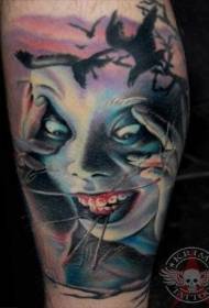 Donna horror color gamba con foto tatuaggio corvo