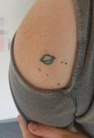 Meisje schouders zwarte lijn minimalistische planeet kleine patroon tattoo foto