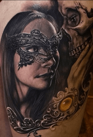 Женски маски в стил реализъм и татуировка на човешки череп