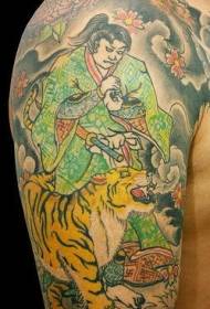Pečių spalvos karys su tigro tatuiruotės modeliu