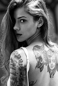 Temperamenta beleco nigra kaj blanka totema tatuaje