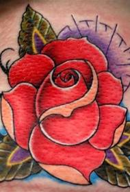 Image de tatouage rose réaliste couleur épaule