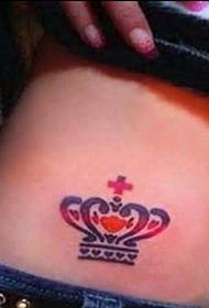 Piccolo tatuaggio totem sull'ombelico della ragazza