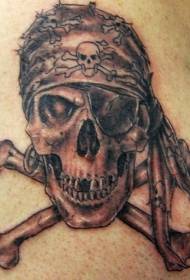 Rokas brūns reāls pirātu galvaskausa tetovējuma attēls