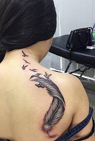 Tatuaggio delicato con piume volanti