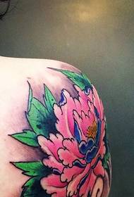 Tattoo tatuazh mahnitës peony që bie nën shpatull