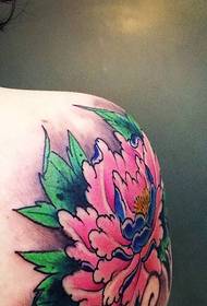Splendido tatuaggio tatuaggio peonia che cade sotto la spalla