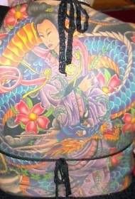 Geisha a schiena piena e motivo floreale colorato con drago