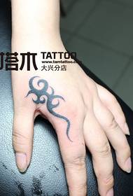 Tatuaggio totem sulla mano della ragazza