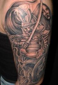 Brun arg japansk samurai tatuering på axeln