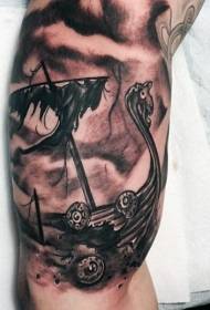 Crveni sivi uzorak piratskih brodova u obliku tetovaže