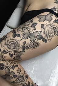 Tatuaje de rosa de tatuaje de gris-negro atractivo atractivo do artista de tatuaxes Oliver