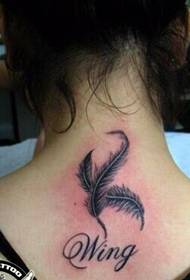 Tatuaje inglés elegante e bonito de plumas