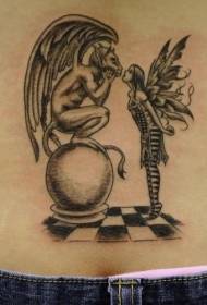 Schema del tatuaggio del diavolo e dell'elfo sulla lavagna