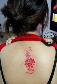 Bakerste røde lille lotus totem tatovering