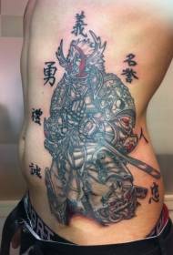 Japoński wojownik po stronie talii z wzorem tatuażu tekstowego