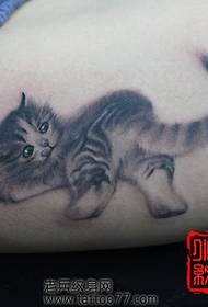 Ang sumbanan sa cute nga tattoo sa pusa nga gusto sa mga babaye