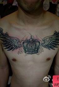Manliga främre bröstet stilig cool krona och vingar tatuering mönster