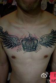 Fantastico tatuaggio a forma di corona e ali sul petto anteriore maschile