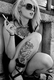 Az áhítatos európai és amerikai nők tetoválás tetoválásai nagyon bájosak