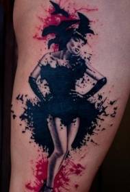 Donna variopinta di stile dell'inchiostro con il modello del tatuaggio del corvo
