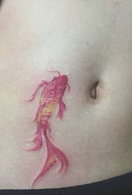 Pequeño patrón de tatuaje de pez dorado en el costado del ombligo de la niña