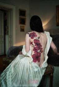 Immagine creativa del tatuaggio del fiore dell'acquerello dipinta parte posteriore della ragazza