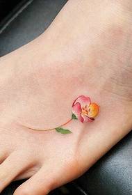 Неколку свежи дизајни за цветни тетоважи за девојчиња