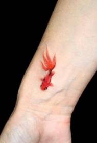 Un gruppo di piccole e carine ragazze diversificate con piccoli disegni di tatuaggi freschi